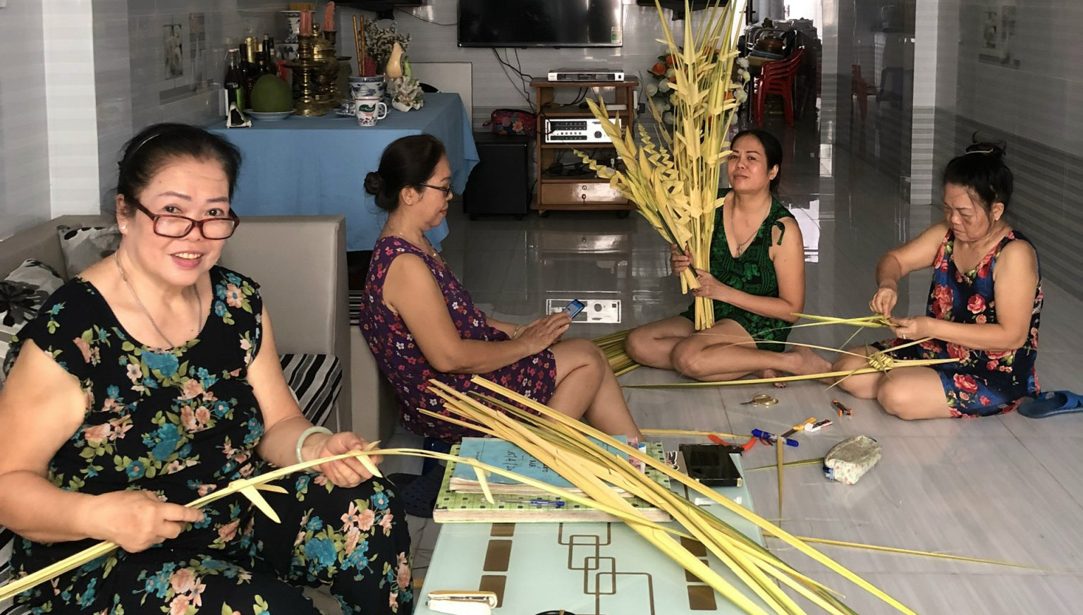 Bốn thế hệ trong gia đình cùng kết lá cho nhà thờ